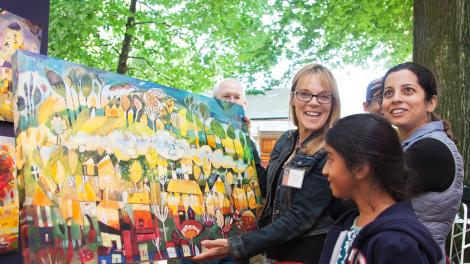 一位女士从俄勒冈州波特兰的本地艺术家那里购买一幅油画 一位女士从俄勒冈州波特兰的本地艺术家那里购买一幅油画