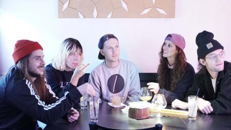 摇滚乐队 Reptaliens 在俄勒冈州波特兰一起在外享用美食 摇滚乐队 Reptaliens 在俄勒冈州波特兰一起在外享用美食