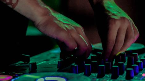 DJ 操纵电子舞曲设备 DJ 操纵电子舞曲设备