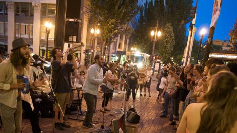 All the Apparatus 乐队正在俄勒冈州波特兰街头表演 All the Apparatus 乐队正在俄勒冈州波特兰街头表演