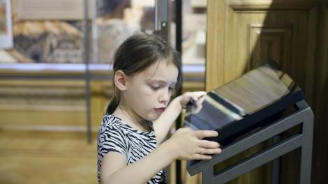 正在波特兰儿童博物馆内与展品互动的孩子 正在波特兰儿童博物馆内与展品互动的孩子