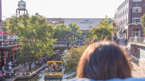 俯瞰俄克拉荷马城 Bricktown Canal 区的欢庆活动 俯瞰俄克拉荷马城 Bricktown Canal 区的欢庆活动
