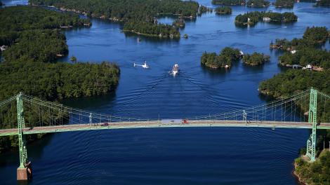 横跨纽约州圣劳伦斯河的千岛桥 横跨纽约州圣劳伦斯河的千岛桥