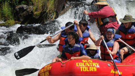 在俄勒冈州中部的湍急河流中享受白水嬉浪的刺激 在俄勒冈州中部的湍急河流中享受白水嬉浪的刺激
