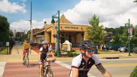 沿着穿过城市中心的 Razorback Regional Greenway 绿道骑行 沿着穿过城市中心的 Razorback Regional Greenway 绿道骑行