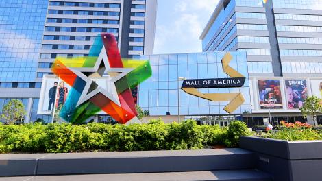 美国商城是一个购物天堂,这里有520家前沿的设计师品牌,众多的免税商品。 美国商城是一个购物天堂,这里有520家前沿的设计师品牌,众多的免税商品。