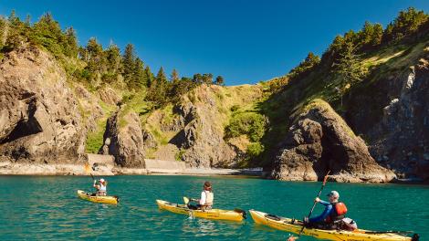 划着皮划艇从俄勒冈州奥福德港海岸启航 划着皮划艇从俄勒冈州奥福德港海岸启航