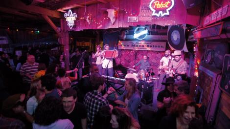 在路易斯安那州拉斐特的 Blue Moon Saloon 小酒馆随着现场乐队的音乐翩翩起舞 在路易斯安那州拉斐特的 Blue Moon Saloon 小酒馆随着现场乐队的音乐翩翩起舞