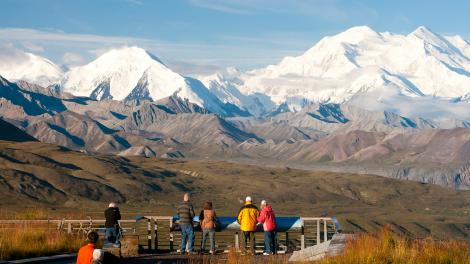 在迪纳利国家公园和保护区的 Eielson 游客中心欣赏麦金利山的壮丽美景