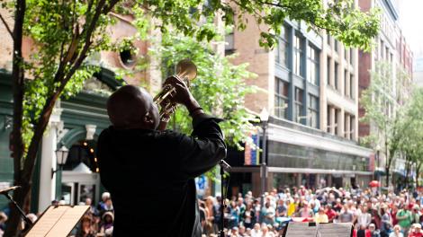 宾夕法尼亚州匹兹堡国际爵士音乐节上的一名爵士音乐人正在演奏乐曲 宾夕法尼亚州匹兹堡国际爵士音乐节上的一名爵士音乐人正在演奏乐曲