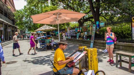 一名艺术家在路易斯安那州新奥尔良的杰克逊广场上创作 一名艺术家在路易斯安那州新奥尔良的杰克逊广场上创作