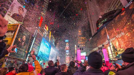 在纽约市的时代广场欢度新年前夜 在纽约市的时代广场欢度新年前夜
