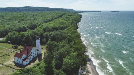 密西根州苏圣玛丽附近的 Point Iroquois Lighthouse 灯塔俯瞰着苏必利尔湖 密西根州苏圣玛丽附近的 Point Iroquois Lighthouse 灯塔俯瞰着苏必利尔湖