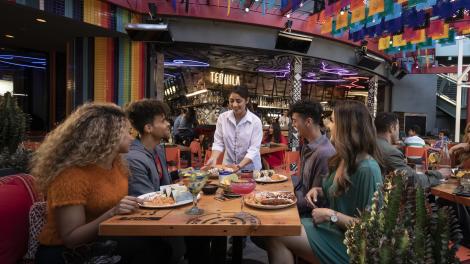 在 Universal CityWalk 的 Antojitos Cocina Mexicana 餐厅露天用餐 在 Universal CityWalk 的 Antojitos Cocina Mexicana 餐厅露天用餐