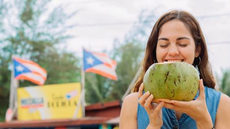 在波多黎各洛伊萨的 Pinones 街区品尝新鲜椰汁