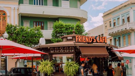 波多黎各马亚圭斯迷人街道上的咖啡店 Friends Café