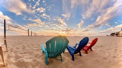 Rudder Room 海滩酒吧的舒适座椅召唤着您到好莱坞海滩畅享美好时光 Rudder Room 海滩酒吧的舒适座椅召唤着您到好莱坞海滩畅享美好时光