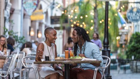 在路易斯安那州新奥尔良一家风景优美的户外餐厅用餐 在路易斯安那州新奥尔良一家风景优美的户外餐厅用餐