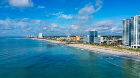 世界闻名的美特尔海滩码头 (Myrtle Beach Pier) 绵延至大西洋中 世界闻名的美特尔海滩码头 (Myrtle Beach Pier) 绵延至大西洋中