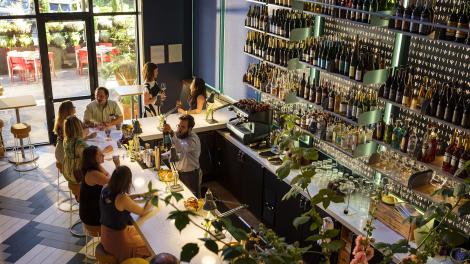 俄勒冈州波特兰市 Enoteca Nostrana 葡萄酒酒吧的顾客 俄勒冈州波特兰市 Enoteca Nostrana 葡萄酒酒吧的顾客