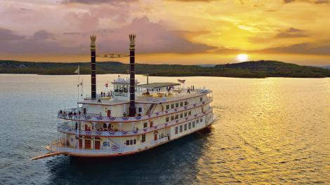 日落时分,Branson Belle 演艺船在泰布尔罗克湖上缓缓驶过 日落时分,Branson Belle 演艺船在泰布尔罗克湖上缓缓驶过