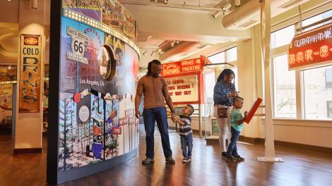 广场历史博物馆展出的 66 号公路纪念品 广场历史博物馆展出的 66 号公路纪念品