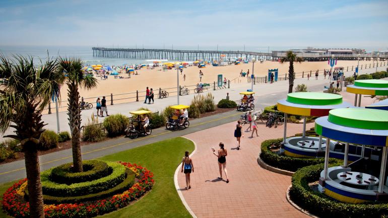 弗吉尼亚州弗吉尼亚海滩混凝土栈道和海滩地区的活动层出不穷 弗吉尼亚州弗吉尼亚海滩混凝土栈道和海滩地区的活动层出不穷