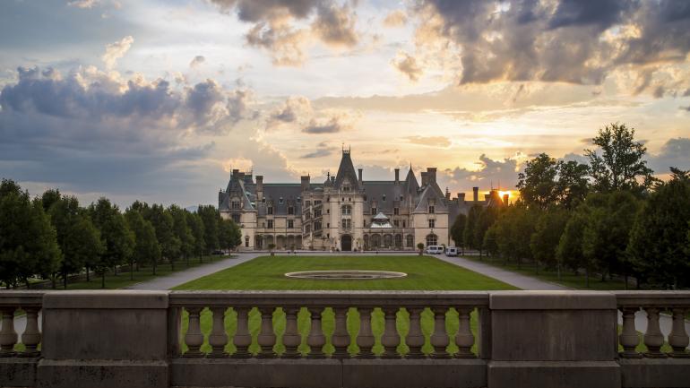 北卡罗来纳州阿什维尔夕照背景下的比特摩尔庄园 (Biltmore Mansion) 北卡罗来纳州阿什维尔夕照背景下的比特摩尔庄园 (Biltmore Mansion)