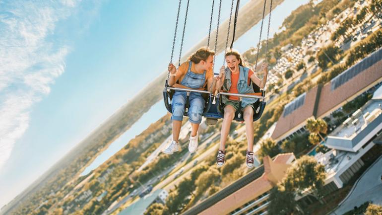 在 ICON 公园乘坐 StarFlyer 秋千，挑战令人目眩的高度