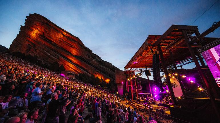 在精彩至极的红石公园及露天剧场举行的音乐会上狂欢的人们 在精彩至极的红石公园及露天剧场举行的音乐会上狂欢的人们