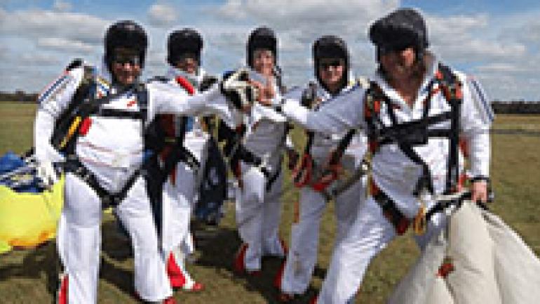 The Flying Elvi 花样跳伞队