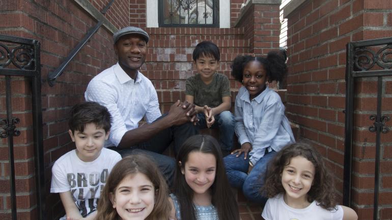 在 IMAX 巨幕电影《美国音乐之旅》中，艾罗·布莱克追寻爵士传奇路易斯·阿姆斯特朗的脚步，探索音乐之源。