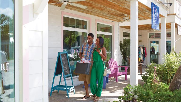 在安娜玛利亚岛历史悠久的绿色村庄体验购物之旅