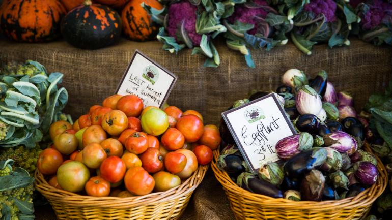 加利福尼亚州众多农贸市场供应丰富的新鲜有机水果和蔬菜。