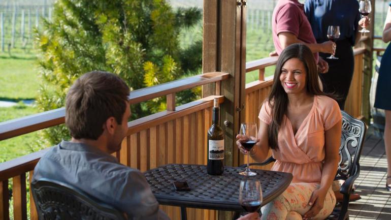 游览纽约州的任一葡萄酒小径，品尝一杯葡萄酒