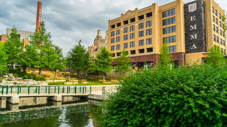 艾玛酒店坐落在圣安东尼奥河畔，靠近圣安东尼奥河滨步道