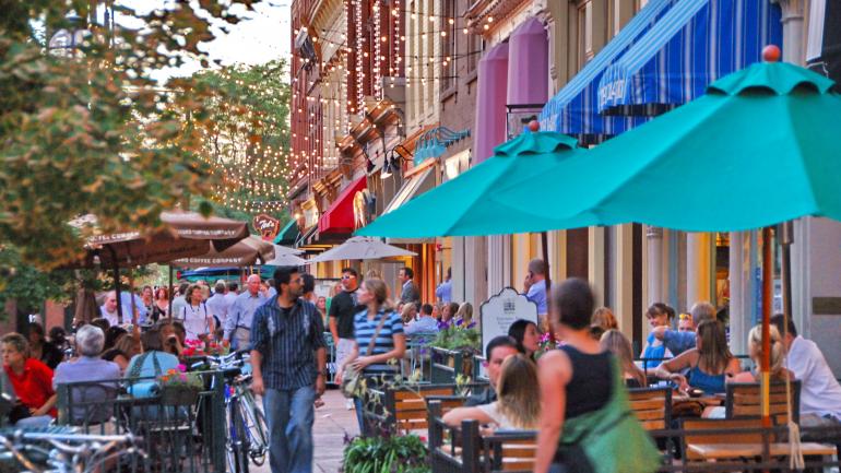 每个人都可在拉里默广场 (Larimer Square) 收获自己想要的，从独立商店到大厨餐厅，任君选择