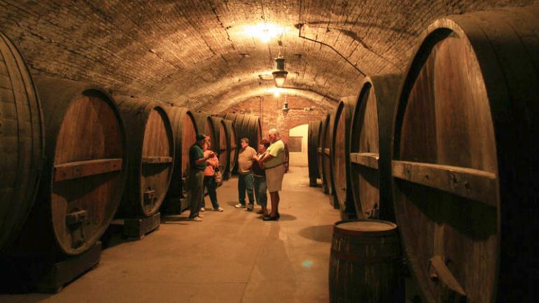 参观纽约州 Brotherhood Winery 酒庄的地下酒窖