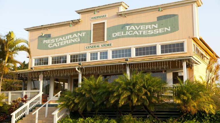 大厨 Bev Gannon 的 Hali'imaile General Store 餐厅供应各式广受好评的夏威夷州当地美食。 大厨 Bev Gannon 的 Hali'imaile General Store 餐厅供应各式广受好评的夏威夷州当地美食。