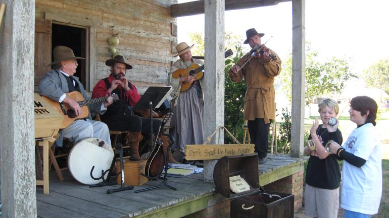 乔治牧场历史公园适合家庭游玩，充满乐趣和教育意义