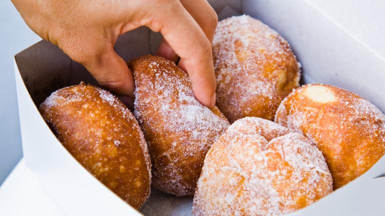 享用美食之后，品尝一下新鲜制作的葡式甜甜圈，传统的裹着糖衣的葡萄牙甜甜圈。