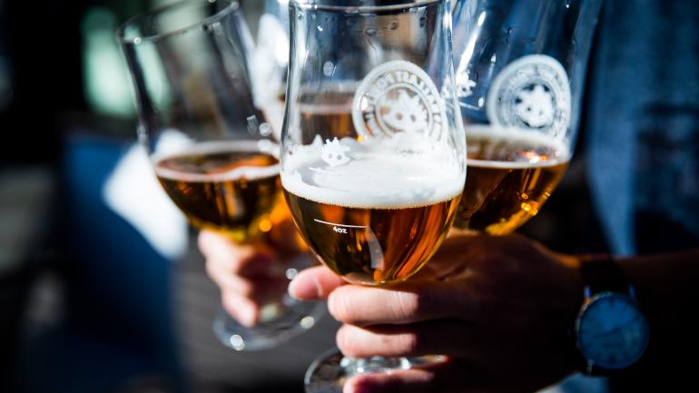 在圣地亚哥国际啤酒节上品尝从传统到独特风味的各种啤酒。