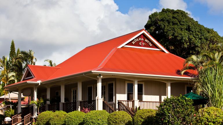 来到可爱岛的海滨城镇波普,小酌一下由当地甘蔗精酿而成的 Koloa Rum Co. 酿酒厂单批发酵的朗姆酒。 来到可爱岛的海滨城镇波普,小酌一下由当地甘蔗精酿而成的 Koloa Rum Co. 酿酒厂单批发酵的朗姆酒。