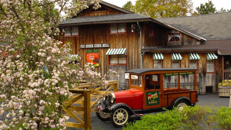 纽约州 Fly Creek Cider Mill and Orchard 酿酒厂和果园前的古董车