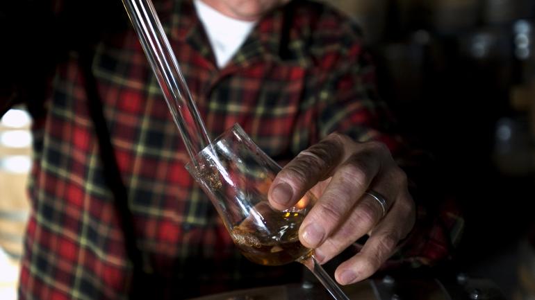 在纽约州 Tuthilltown Spirits 酿酒厂品尝一杯烈酒