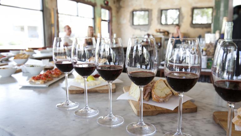 停下来参观德克萨斯州酒乡 20 多座酒庄中的一部分，品尝美酒佳酿