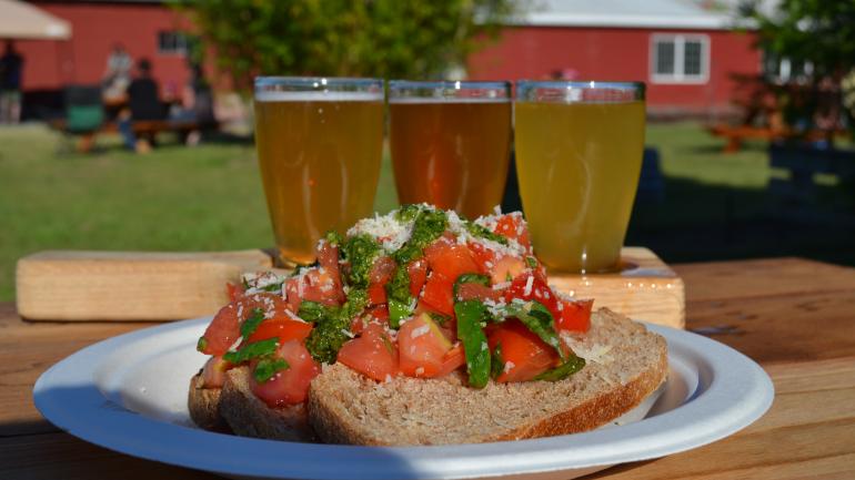 在位于尤金的 Agrarian Ales 啤酒花农场品味精酿啤酒并享用当地时令美食