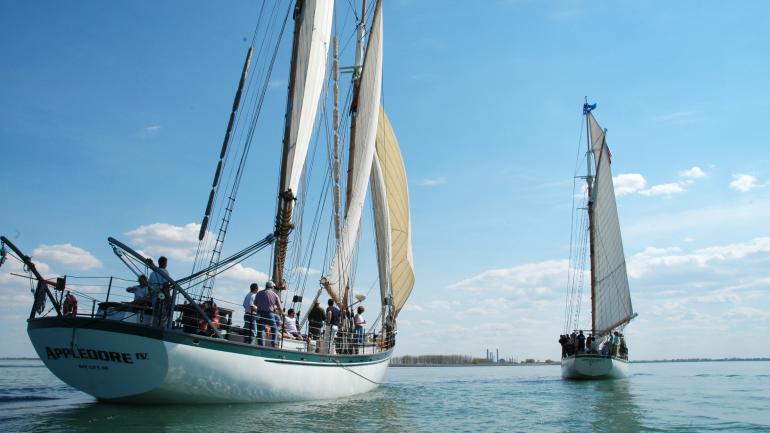 乘坐古色古香的帆船在休伦湖萨吉诺湾感受一次帆船之旅。 乘坐古色古香的帆船在休伦湖萨吉诺湾感受一次帆船之旅。