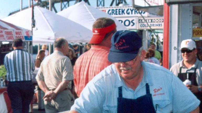 沿着西肯塔基州烧烤小径体验众多餐厅和节日，包括每年 6 月在肯塔基州亨德森 (Henderson) 举办的威廉·克里斯托夫·汉蒂蓝调和烧烤节 (W.C.Handy Blues & Barbecue Festival)。