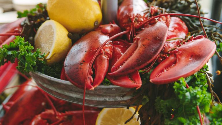 “龙虾”和“缅因州”几乎可以算是同义词。养殖、捕捞、烹饪和享用这种香甜可口的冷水动物一直是该州的传统。 “龙虾”和“缅因州”几乎可以算是同义词。养殖、捕捞、烹饪和享用这种香甜可口的冷水动物一直是该州的传统。